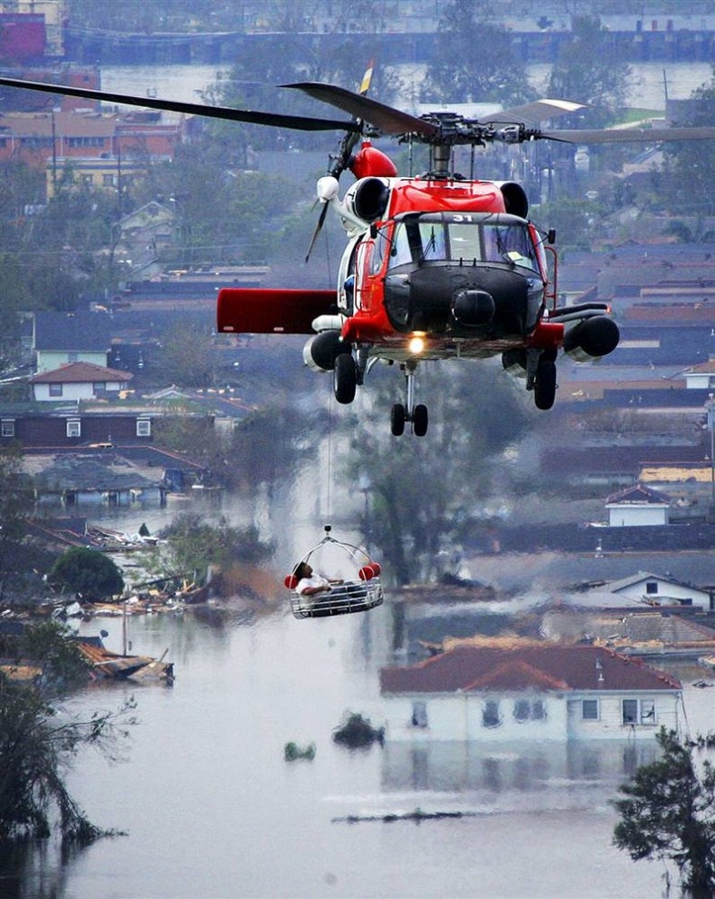 Сотни жителей Нового Орлеана были спасены с помощью вертолетов и других средств после урагана Катрина, достигшего побережья 29 августа 2005 года. Приблизительно 1 500 человек погибли из-за Катрины, которая стала самым “дорогим” стихийным бедствием, поразившим США: ураган принес ущерба на $85 миллиардов в Луизиане, Миссиссипи и Флориде. (Vincent Laforet/Getty Images)