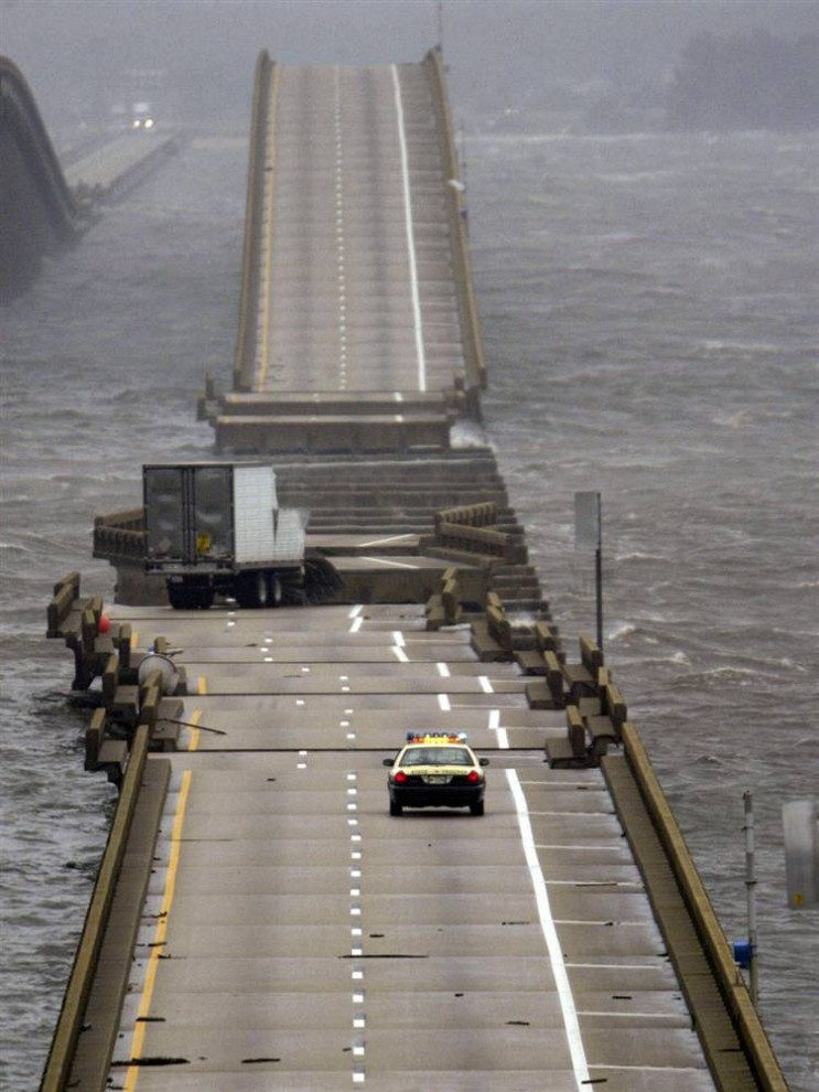 Штормовая волна, которую поднял ураган Иван разрушила этот мост к северу от Пенсаколы, штат Флорида, 16 сентября 2004. (Rick Wilking/Reuters)