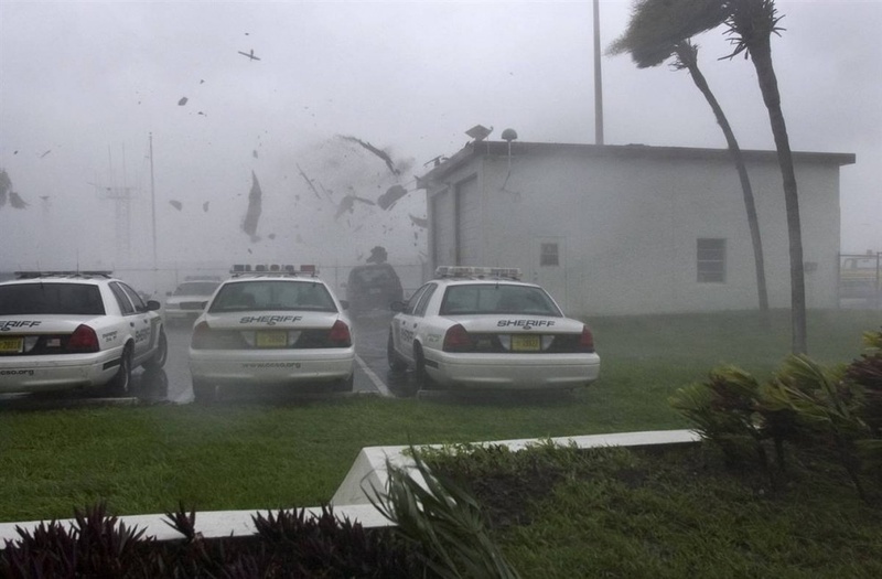 Крышу гаража унесло на патрульный катер шерифа в Пунта Горда (Punta Gorda), Флорида, 13 августа 2004 года. (Scott Martin/AP)