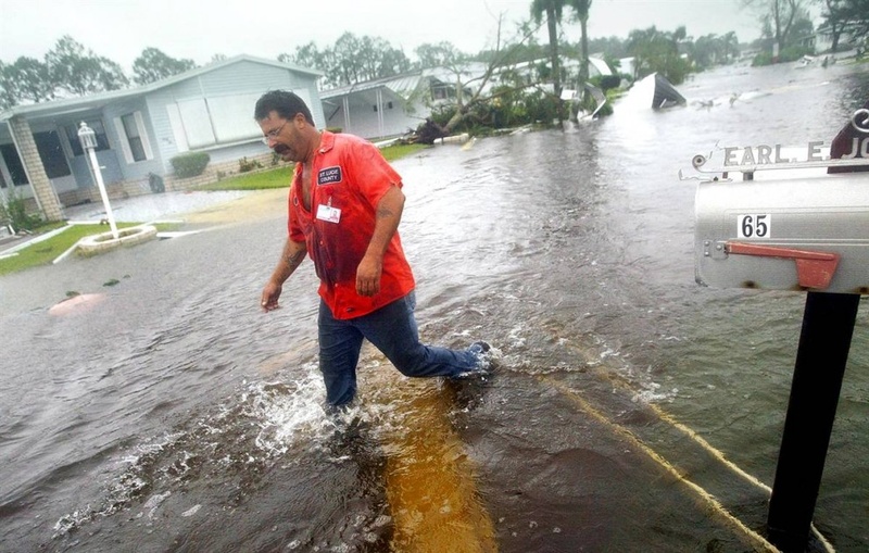 Этот парк для трейлеров в Форт Пьерсе, Флорида, был затоплен водами штормовой волны 5 сентября 2004, спустя три дня после того, как ураган Фрэнсис поразил побережье. (Chris Hondros/Getty Images)