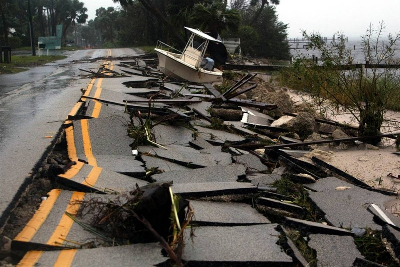 Затопление волнами шторма, спровоцированного Фрэнсис, оставило прибрежные дороги в руинах, включая эту в Дженсен Бич, Флорида. (Chris Hondros/Getty Images)