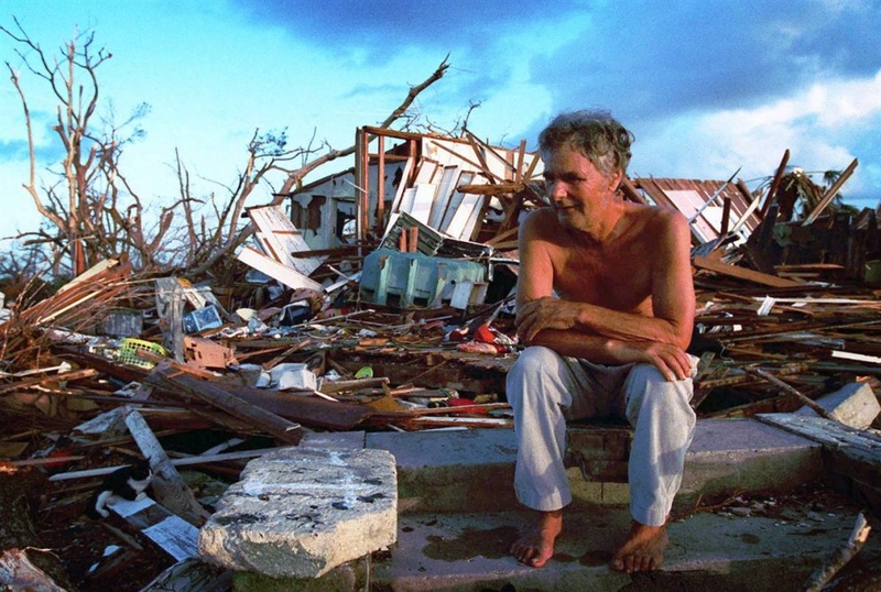 Десятки тысяч людей остались без крова после урагана Эндрю. На этом снимке, сделанном 1 сентября 1992, можно видеть Дженни Ванседарфилд (Janny Vancedarfield) из Флорида Сити, Флорида, на развалинах, которые были некогда ее домом. Эндрю был вторым самым дорогим штормом в американской истории с материальным ущербом $48 миллиардов. (Lynn Sladky/AP)