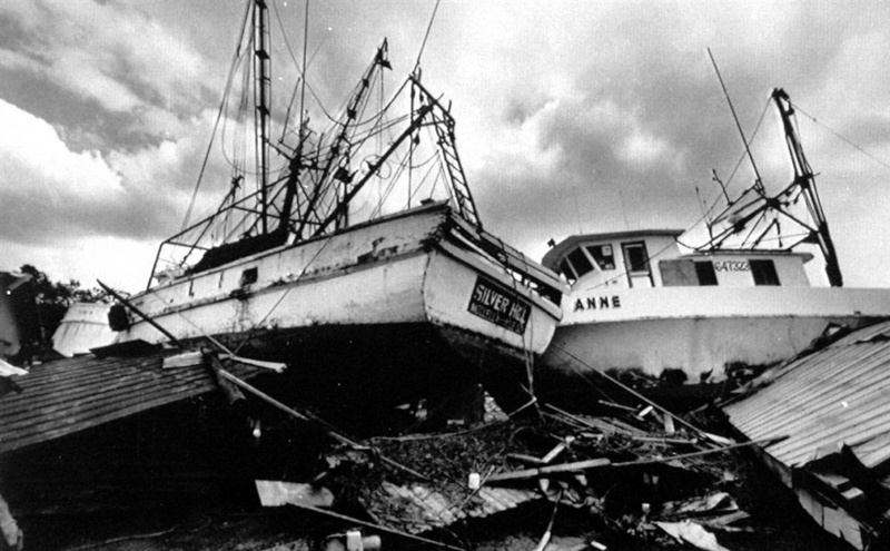 Обломки лодок для ловли креветок на берегу в Макклеллэнвилле, Южная Каролина, 26 сентября 1989 года, после урагана Хьюго. Шторм принес материального ущерба на $13,5 миллиардов. (Jeff Amberg/Associated Press)