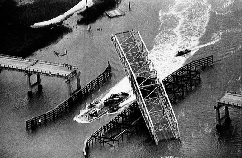 Этот мост на Острове Салливэна, Южная Каролина, был разрушен Ураганом Хьюго. Главное пролётное строение моста было вывернуто относительно основания во время урагана Хьюго, скорость ветра которого достигала 135 миль в час. (Wade Spees/AP)