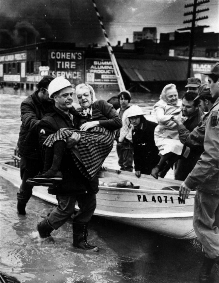 Спасенные пенсионеры в Вилкес Бейре, штат Пенсильвания, 23 июня 1972 года, после урагана Агнесс, заставившего реку Саскуэханну выйти из своих берегов. Материальный ущерб от этого шторма был оценен в $12,4 миллиардов. (Phil Butler/Scranton Times via AP)