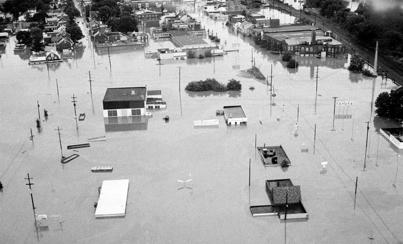 Наводнения, вызванные дождем от урагана Агнес, затопляют дома в Потстауне, Пенсильвания, 23 июня 1972. Агнес стала причиной 122 смертей. (AP)