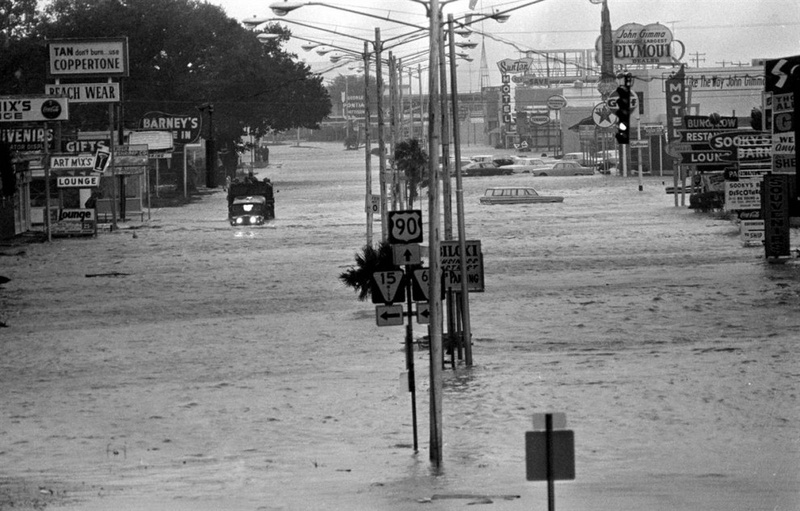 Жители Харрисберга, Пенсильвания, убегают от наводнений, вызванных Агнес 23 июня 1972 года. (Paul Vathis/AP)