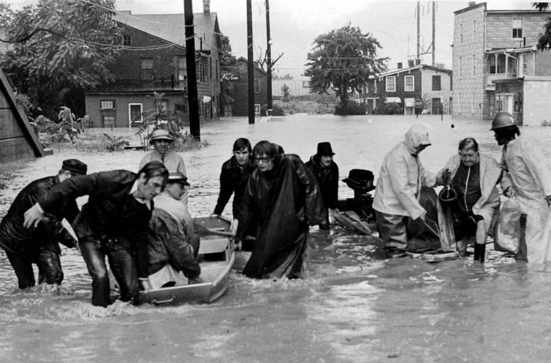 Жители Харрисберга, Пенсильвания, убегают от наводнений, вызванных Агнес 23 июня 1972 года. (Paul Vathis/AP)