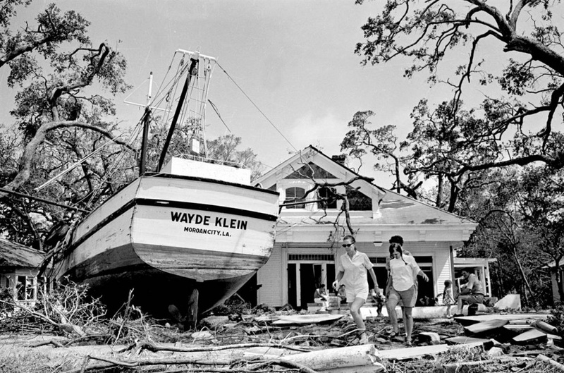 85-футовая лодка погружается в воду (Билокси, штат Миссисипи), после того, как штормовые волны Камиль унесли ее больше чем на 100 ярдов от причала. (Joe Holloway Jr./AP)