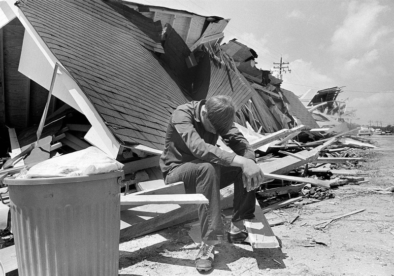 Мальчик отдыхает после возвращения к руинам своего дома в город Бурас (Buras), Луизиана, 22 августа 1969 года, спустя четыре дня после того, как ураган Камиль, поразил северную часть побережья Мексиканского залива и вызвал разрушения на $10 миллиардов. (Jack Thornell/AP)