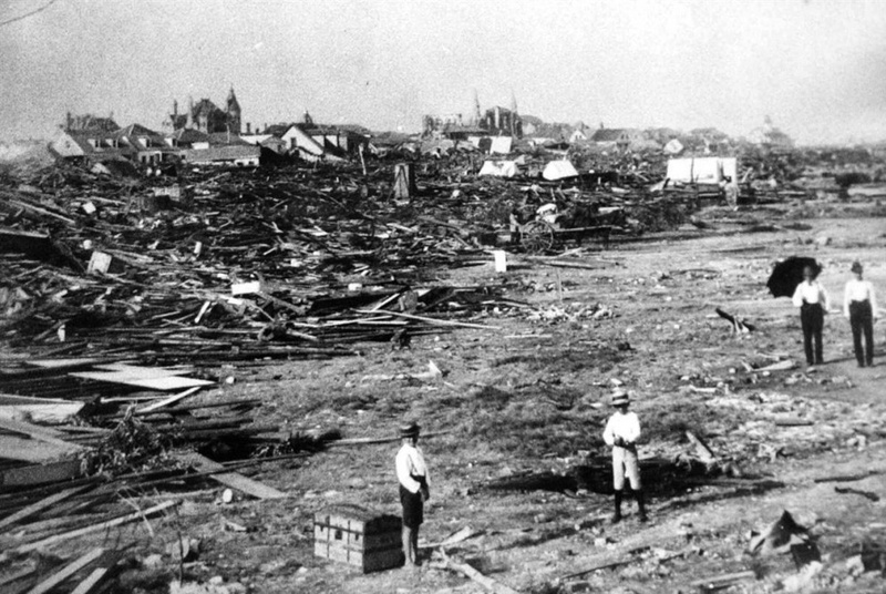 Большую часть города Галвестон, штат Техас, сравняло с землей в результате урагана 8 сентября 1900 года. Тогда погибло от 8 до 12 тысяч человек и еще 10 тысяч остались без крова. Тот ураган 1900 года был признан самым страшным стихийным бедствием в американской истории. (AP)