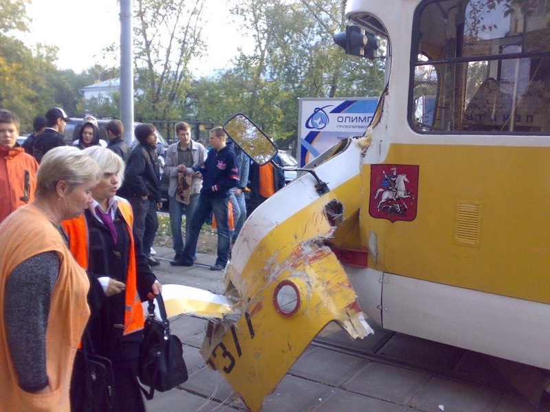 Трамвай и пожарная машина (9 фото)