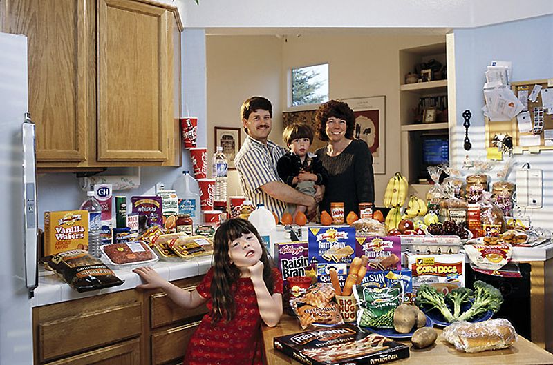 11) США: семья Кейвен из Калифорнии  Расходы на питание в течение одной недели: $ 159,18 Любимая еда: тушеная говядина, ягодные йогурты, суп из моллюсков, мороженое