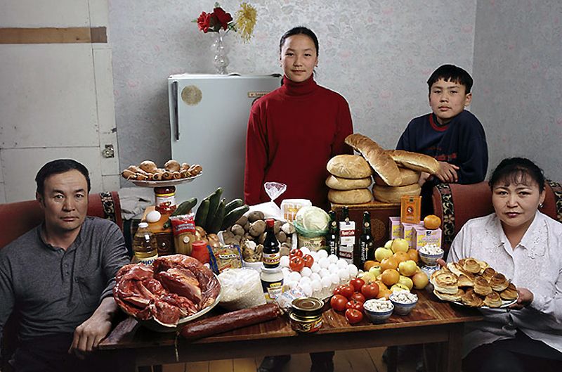  12) Монголия: семьи Батсуури из Улан-Батора  Расходы на питание в течение одной недели: 41 985,85 тугриков или $ 40,02 Семейный рецепт: пельмени из баранины