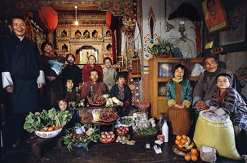 14) Бутан: семья из Namgay Shingkhey Виллидж  Расходы на питание в течение одной недели: 224,93 нгултрум или $ 5,03 Семейный рецепт: грибы с сыром и свининой