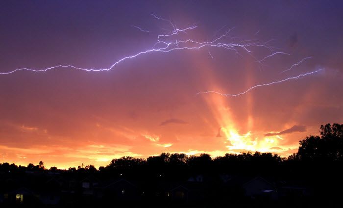 Вспышки молний прорезают небо над Иаквокета, штат Айова, 18 июня 2010 года. (AP Photo/Kevin E. Schmidt, Quad-City Times)