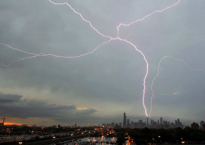 Молнии вспыхивают над самым центром Чикаго 23 июня 2010 года. (AP Photo/Chicago Sun Times, Tom Cruze)