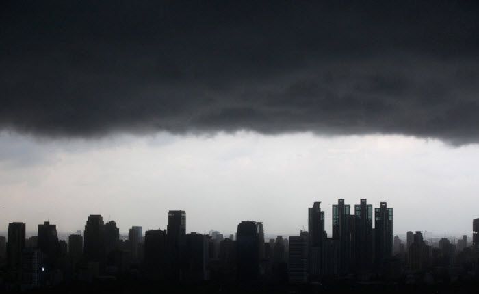 Грозовые облака сгущаются над небоскрёбами Бангкока, Таиланд, 22 июля 2010 года. (REUTERS/Chaiwat Subprasom)