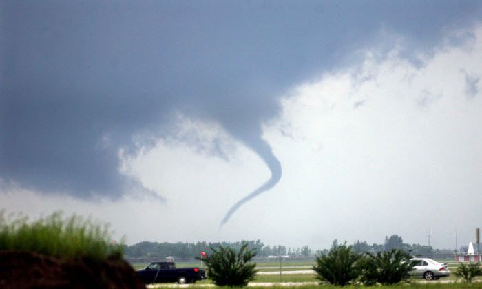 Воронка формируется около международного аэропорта Гранд Фолкс вечером 17 июня 2010 года. Торнадо были зарегистрированы в долине Ред Ривер в Северной Дакоте и Миннесоте. (AP Photo/The Grand Forks Herald, John Stennes)