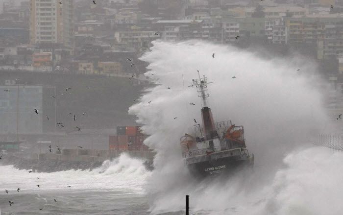 Штормовые волны подхватили коммерческое судно у побережья Вальпараисо в Чили, 121 км к северо-западу от Сантьяго, 6 июля 2010 года. (REUTERS/Eliseo Fernandez)