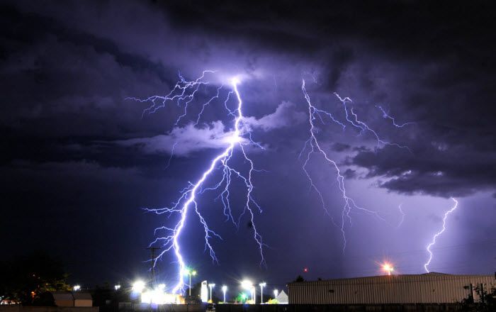 Вспышки молнии освещают ночное небо над Розуэллом в Нью-Мексико 14 июля 2010 года. (AP Photo/Roswell Daily Record, Mark Wilson)