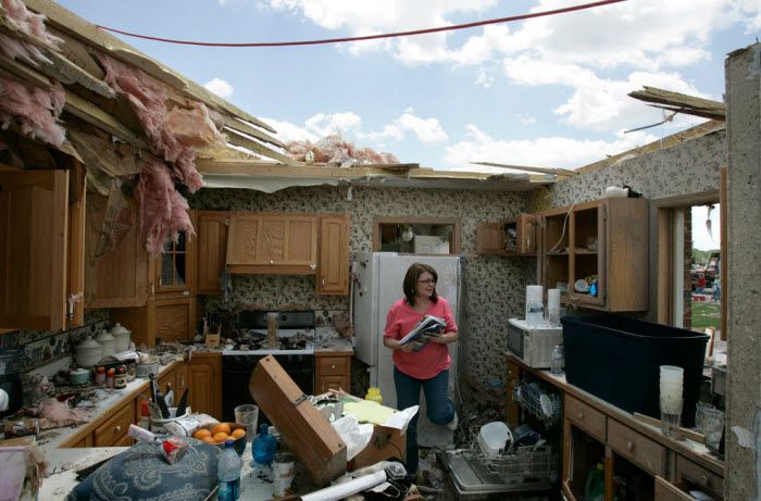 Дарлин Шийи осматривает остатки своей кухни после того, как её дом разрушил торнадо. 7 июня 2010 года, Милбери, Огайо. (AP Photo/J.D. Pooley)