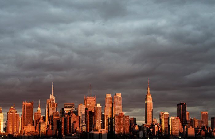 На фотографии видно, как над Нью-Йорком в лучах заходящего солнца собирается гроза. 17 июня 2010 года. (© Alain Aguilar)