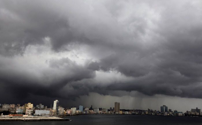 Облака тропического шторма сгущаются над Гаваной, Куба, 2 июля 2010 года. (REUTERS/Desmond Boylan)