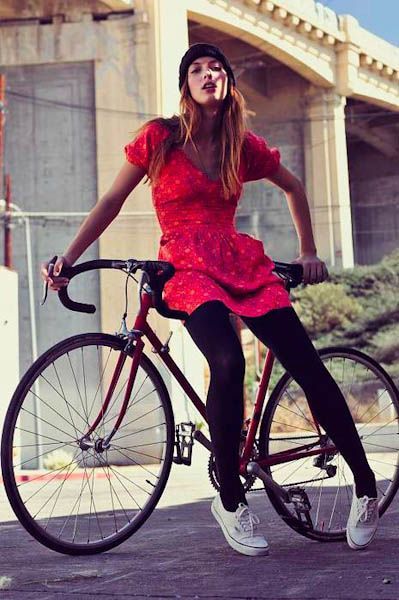 Очаровательные девушки на велосипедах (194 фото)