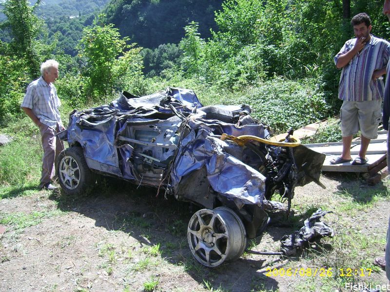 Машина сорвалась с горной трассы (3 фото)