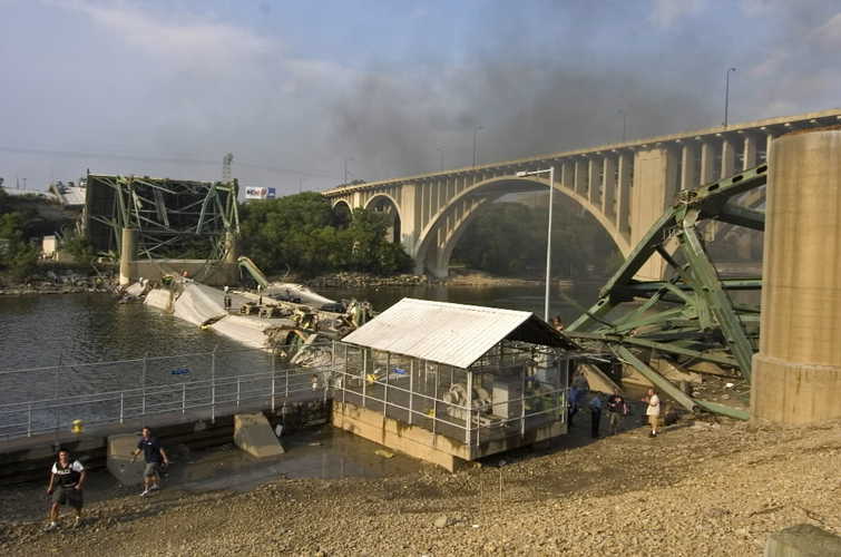 В Миннеаполисе обрушился мост через Миссисипи (25 фото)