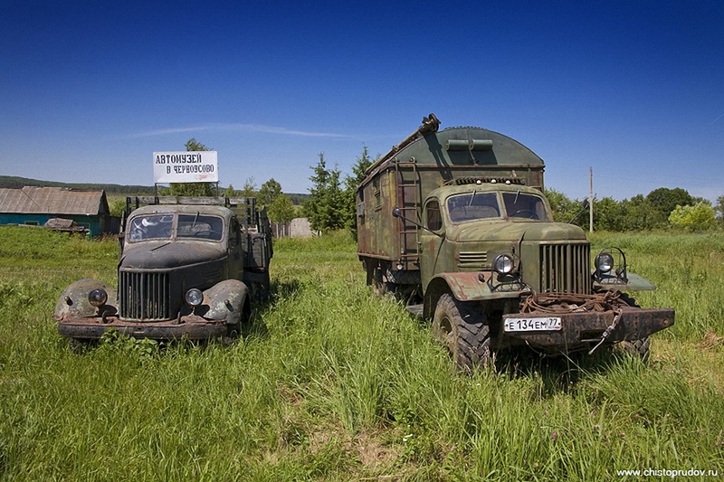 Слева с табличкой — «ЗИЛ-164А», который выпускался в 61—65 годах. Долгое время эти автомобили были верными «рабочими лошадками» практически во всех автохозяйствах Советского Союза. На их базе специализированные заводы выпускали большими сериями фургоны, заправщики, цистерны, пожарные машины, автокраны и многие другие типы специальной техники. Справа — «ЗИЛ-157» в модификации ПАРМ (передвижная авторемонтная мастерская). 157-ЗИЛы производились с 58 до 92 года, а некоторые серии до 94!