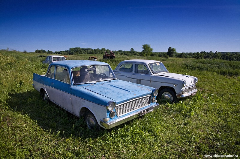 Среди Москвичей стоит единственная в своем роде «Волна-407Ф» — самодельный автомобиль сделанный из стеклопластика на базе «Москвича-407».