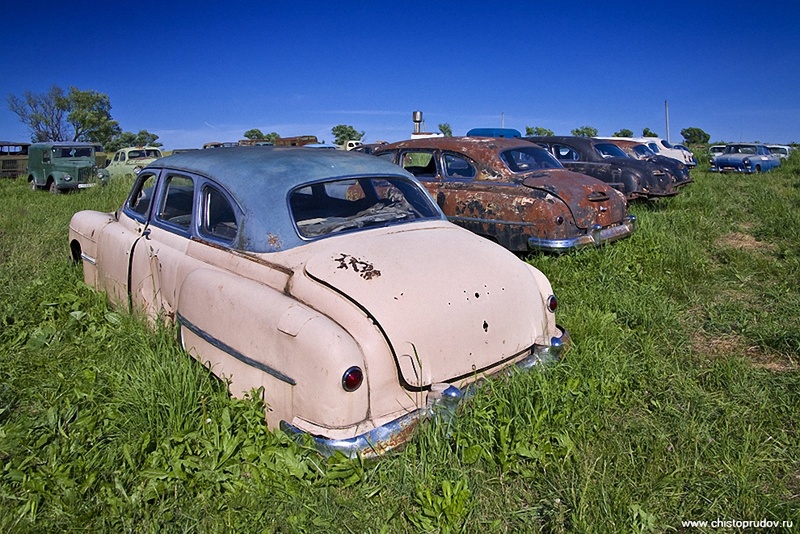 «ГАЗ-12» или «ЗиМ-12» — советский шести-семиместный легковой автомобиль большого класса с кузовом «шестиоконный длиннобазный седан». Производился c 50 по 60 года. «ЗиМ» — первая представительская модель Горьковского автозавода. Автомобиль предназначался в основном для государственных и партийных чиновников. Частных машин было очень мало, хотя их свободно продавали, но цена приблизительно в 36000 рублей была для подавляющего большинства граждан СССР огромна.