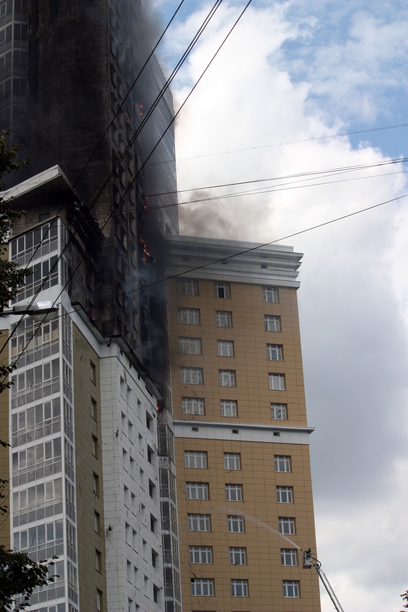 В Москве загорелась высотка (91 фото)