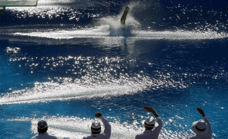 Замечательные фотографии прыгунов в воду (35 фото)