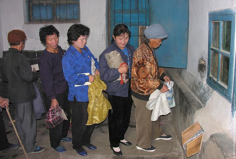 Раздача кукурузы населению в той же провинции Хванхэ-Пукто, октябрь 2005 г.