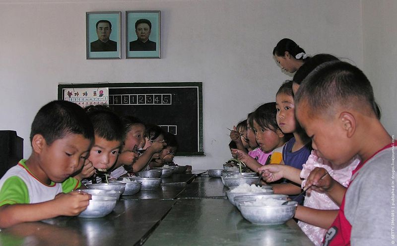 Обед в детском доме в провинции Пхёнан, июль 2005 г.