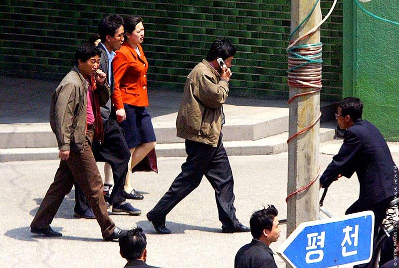 У иностранцев в Северной Корее по-прежнему отбирают мобильные телефоны еще в аэропорту. Для местных жителей работает один оператор мобильной связи, но условия получения абонемента мне неизвестны.