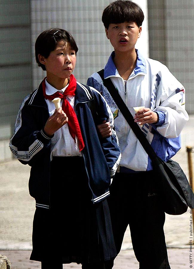 Школьники на улице Пхеньяна. Мне рассказывали, что китайский ширпортреб покупается, как у нас раньше, на «черных» вещевых рынках.