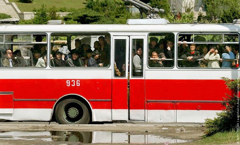 Даже такой совершенно рядовой снимок интересен, потому что это не просто троллейбус, это троллейбус в Пхеньяне.