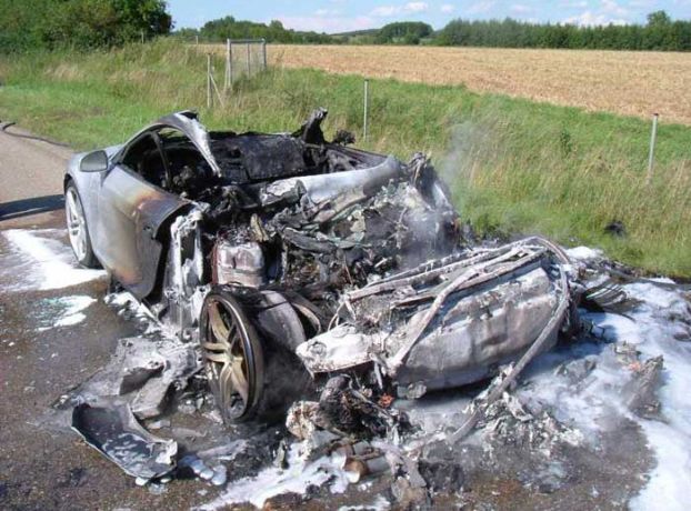 Audi R8 - уже сгорела  (3 фото)
