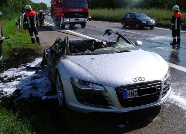 Audi R8 - уже сгорела  (3 фото)