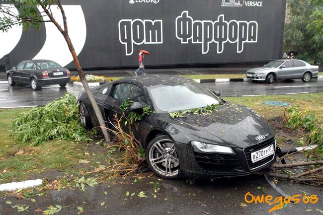 В Москве разбита первая Audi R8 (18 фото)