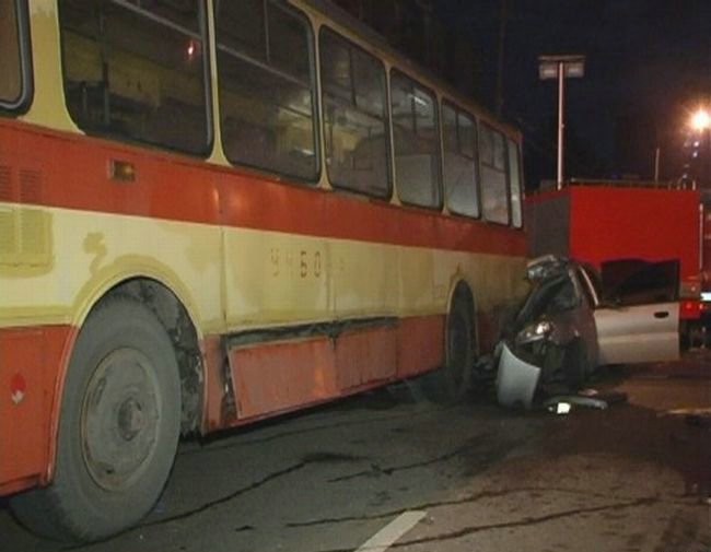 Таксист не заметил троллейбус, Киев (11 фото)