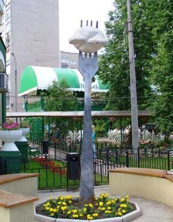 Памятник пельменю в Ижевске.
