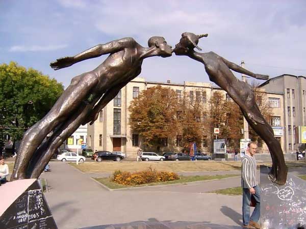 Памятник поцелую (Харьков)