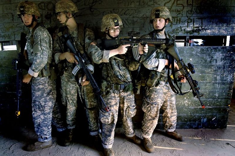15 августа 2007 года 7:27. военная компания Echo проведет весь день, тренируясь в пустых зданиях. У сержанта по строевой подготовке Бьючампа есть, чем поделиться с новобранцами: он прошел военную операцию в Афганистане и еще две – в Ираке.