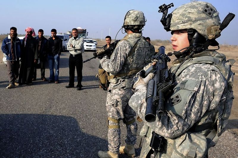 2 декабря 2008 года 9:19. Раздраженные жители Ирака слушают объяснения Яна и сержанта Батманна, почему дорога заблокирована: перевернулся автомобиль, и нужно расчистить дорогу.