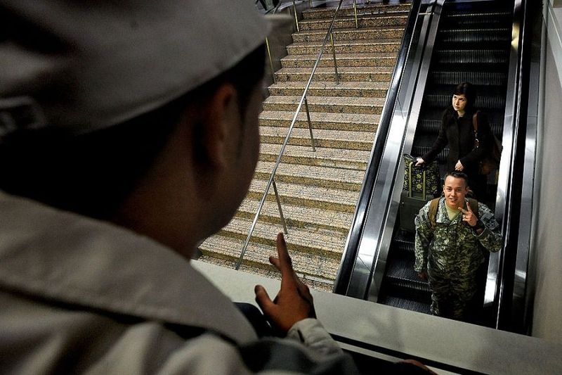 21 августа 2009 года 21:03. Ян и еще 343 солдата выходят из самолета в аэропорту Колорадо Спрингс, где их приветствует генерал-майор Дэвид Перкинс, командир четвертой пехотной девизии.